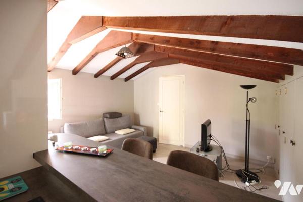Appartement de 2 pièces principales  avec grand  jardin dans une villa individuelle, garage.