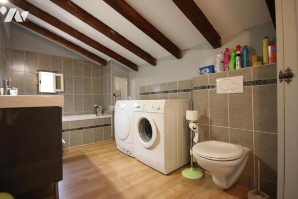 Appartement de 2 pièces principales  avec grand  jardin dans une villa individuelle, garage.