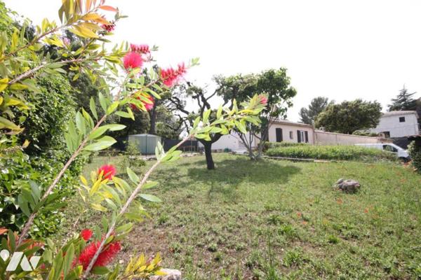 Appartement de 2 pièces principales  avec grand  jardin dans une villa individuelle, garage.