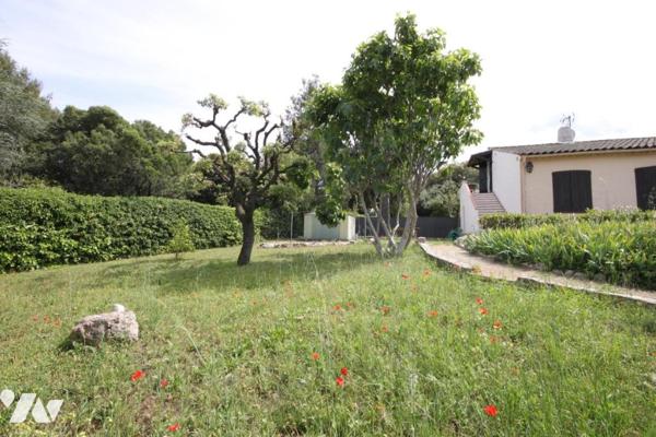 Appartement de 2 pièces principales  avec grand  jardin dans une villa individuelle, garage.