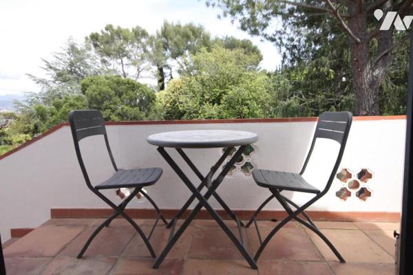Appartement de 2 pièces principales  avec grand  jardin dans une villa individuelle, garage.