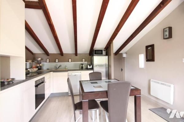 Appartement de 2 pièces principales  avec grand  jardin dans une villa individuelle, garage.