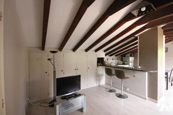Appartement de 2 pièces principales  avec grand  jardin dans une villa individuelle, garage.