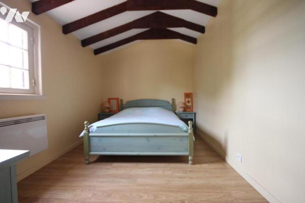 Appartement de 2 pièces principales  avec grand  jardin dans une villa individuelle, garage.