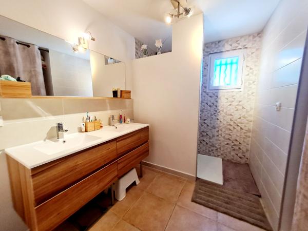 À vendre : Maison 4 faces 105 m²de plain-pied avec grand garage de 50 m² à Poussan