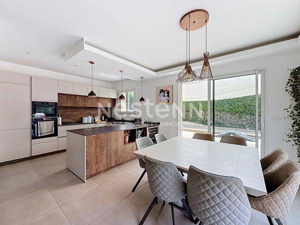 Villa Grasse, Saint-Jacques, 6 pièce(s), 4 Chambres 128 m2, 843 m2 de terrain avec piscine, terrain de pétanque.