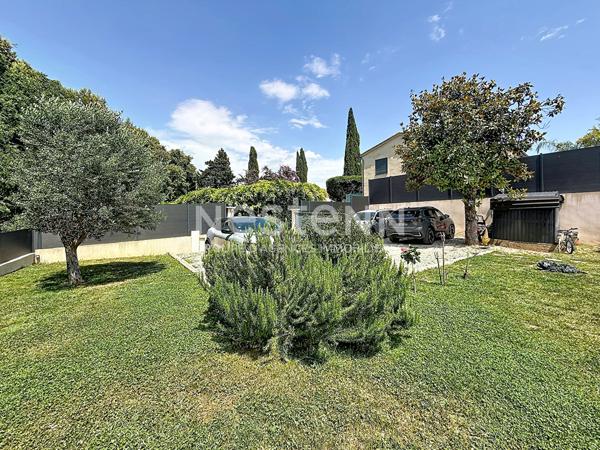 Villa Grasse, Saint-Jacques, 6 pièce(s), 4 Chambres 128 m2, 843 m2 de terrain avec piscine, terrain de pétanque.
