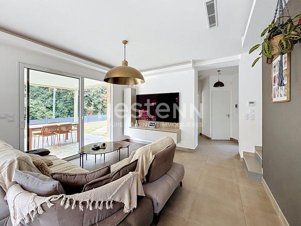 Villa Grasse, Saint-Jacques, 6 pièce(s), 4 Chambres 128 m2, 843 m2 de terrain avec piscine, terrain de pétanque.