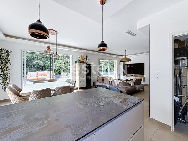 Villa Grasse, Saint-Jacques, 6 pièce(s), 4 Chambres 128 m2, 843 m2 de terrain avec piscine, terrain de pétanque.