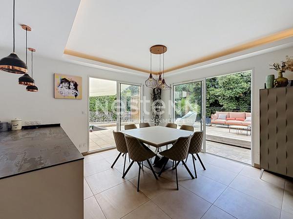 Villa Grasse, Saint-Jacques, 6 pièce(s), 4 Chambres 128 m2, 843 m2 de terrain avec piscine, terrain de pétanque.