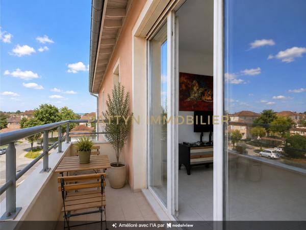 Un dernier étage avec ascenseur, cave, balcon et vue dégagée, au cœur du village