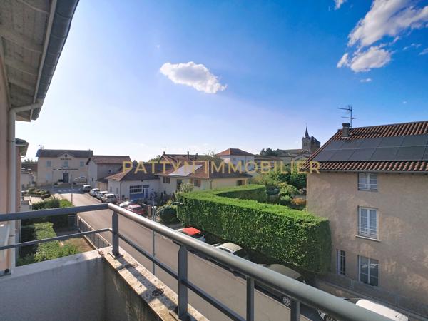 Un dernier étage avec ascenseur, cave, balcon et vue dégagée, au cœur du village