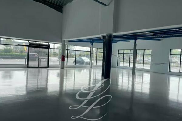 Location - COMMERCE 352 m 2