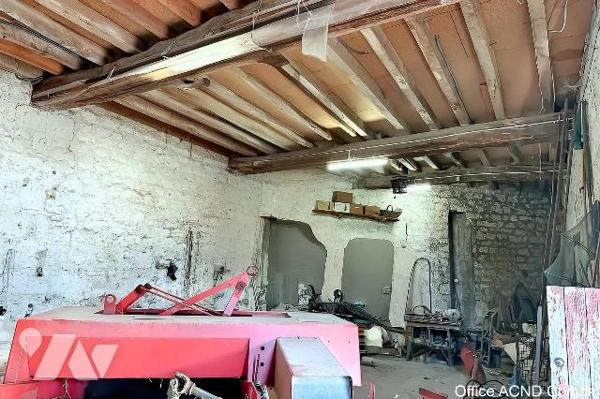 
Longère  à restaurer de plus de 150 m² ? BEAUMONT EN VERON
À 3 km d'Avoine, dans un environn...