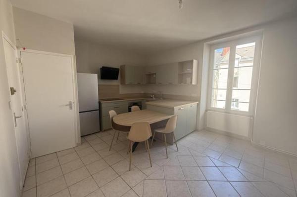 Location - Appartement 3 pièces 48 m 2 SABLE SUR SARTHE (72300)