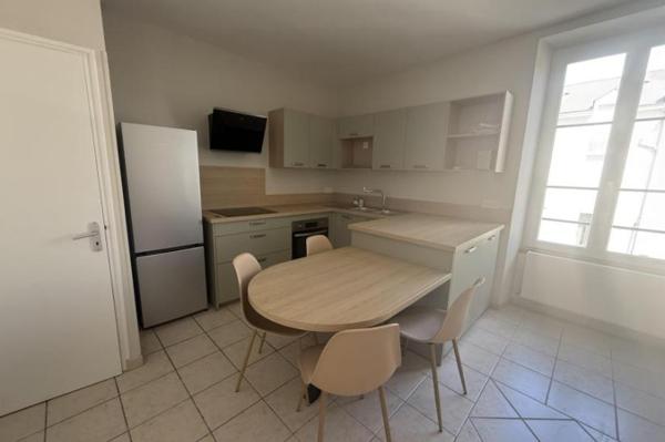 Location - Appartement 3 pièces 48 m 2 SABLE SUR SARTHE (72300)