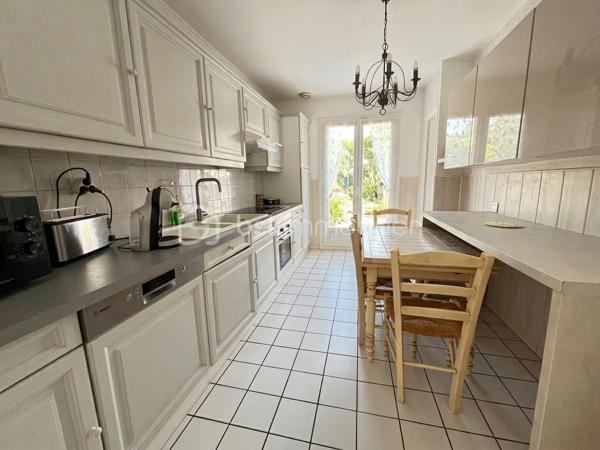 EN EXCLUSIVITÉ — Maison 5 pièces de 95 m²

Située dans une impasse, dans un quartier calme et familial, à proximité de Pontault-Combault.

Venez découvrir cette maison climatisée offrant des espaces de vie lumineux et fonctionnels.

Au rez-de-chaussée :
- Entrée indépendante.
- Cuisine aménagée et équipée.
- Séjour / salle à manger avec cheminée, ouvrant directement sur la terrasse et le jardin.
- Garage avec espace buanderie et mezzanine offrant de belles possibilités de stockage.
- WC avec lave-mains.

À l’étage :
- 3 chambres avec placards, dont une suite parentale avec salle d’eau.
- Salle de bains avec douche à l’italienne.
- WC indépendant.

À proximité :
- Commerces.
- Lignes de bus.
- Forêt.

Places de stationnement à l’avant de la maison.
Quelques travaux sont à prévoir.

A découvrir sans tarder ! visites possibles 7j/7 au 0658678448