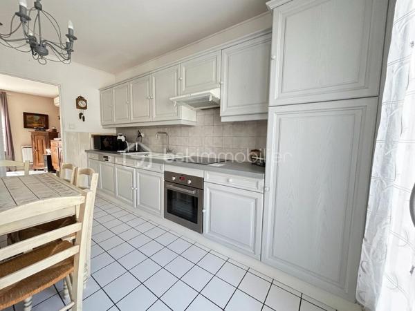 EN EXCLUSIVITÉ — Maison 5 pièces de 95 m²

Située dans une impasse, dans un quartier calme et familial, à proximité de Pontault-Combault.

Venez découvrir cette maison climatisée offrant des espaces de vie lumineux et fonctionnels.

Au rez-de-chaussée :
- Entrée indépendante.
- Cuisine aménagée et équipée.
- Séjour / salle à manger avec cheminée, ouvrant directement sur la terrasse et le jardin.
- Garage avec espace buanderie et mezzanine offrant de belles possibilités de stockage.
- WC avec lave-mains.

À l’étage :
- 3 chambres avec placards, dont une suite parentale avec salle d’eau.
- Salle de bains avec douche à l’italienne.
- WC indépendant.

À proximité :
- Commerces.
- Lignes de bus.
- Forêt.

Places de stationnement à l’avant de la maison.
Quelques travaux sont à prévoir.

A découvrir sans tarder ! visites possibles 7j/7 au 0658678448