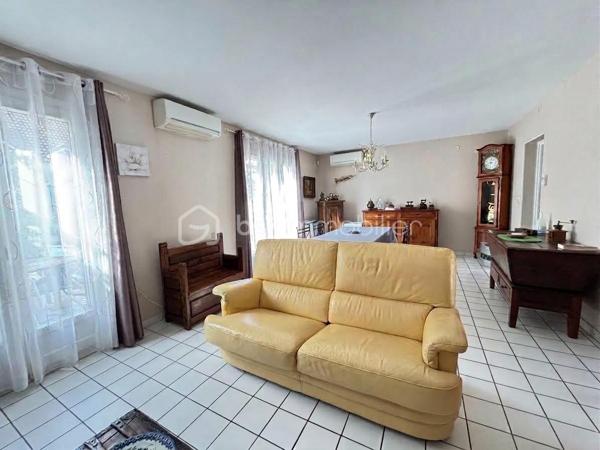 EN EXCLUSIVITÉ — Maison 5 pièces de 95 m²

Située dans une impasse, dans un quartier calme et familial, à proximité de Pontault-Combault.

Venez découvrir cette maison climatisée offrant des espaces de vie lumineux et fonctionnels.

Au rez-de-chaussée :
- Entrée indépendante.
- Cuisine aménagée et équipée.
- Séjour / salle à manger avec cheminée, ouvrant directement sur la terrasse et le jardin.
- Garage avec espace buanderie et mezzanine offrant de belles possibilités de stockage.
- WC avec lave-mains.

À l’étage :
- 3 chambres avec placards, dont une suite parentale avec salle d’eau.
- Salle de bains avec douche à l’italienne.
- WC indépendant.

À proximité :
- Commerces.
- Lignes de bus.
- Forêt.

Places de stationnement à l’avant de la maison.
Quelques travaux sont à prévoir.

A découvrir sans tarder ! visites possibles 7j/7 au 0658678448