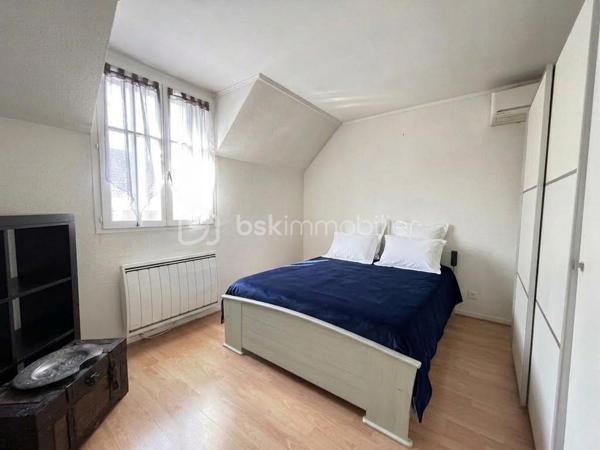 EN EXCLUSIVITÉ — Maison 5 pièces de 95 m²

Située dans une impasse, dans un quartier calme et familial, à proximité de Pontault-Combault.

Venez découvrir cette maison climatisée offrant des espaces de vie lumineux et fonctionnels.

Au rez-de-chaussée :
- Entrée indépendante.
- Cuisine aménagée et équipée.
- Séjour / salle à manger avec cheminée, ouvrant directement sur la terrasse et le jardin.
- Garage avec espace buanderie et mezzanine offrant de belles possibilités de stockage.
- WC avec lave-mains.

À l’étage :
- 3 chambres avec placards, dont une suite parentale avec salle d’eau.
- Salle de bains avec douche à l’italienne.
- WC indépendant.

À proximité :
- Commerces.
- Lignes de bus.
- Forêt.

Places de stationnement à l’avant de la maison.
Quelques travaux sont à prévoir.

A découvrir sans tarder ! visites possibles 7j/7 au 0658678448