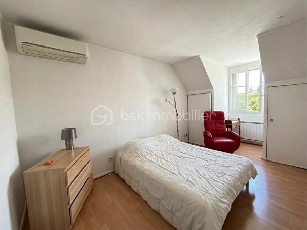 EN EXCLUSIVITÉ — Maison 5 pièces de 95 m²

Située dans une impasse, dans un quartier calme et familial, à proximité de Pontault-Combault.

Venez découvrir cette maison climatisée offrant des espaces de vie lumineux et fonctionnels.

Au rez-de-chaussée :
- Entrée indépendante.
- Cuisine aménagée et équipée.
- Séjour / salle à manger avec cheminée, ouvrant directement sur la terrasse et le jardin.
- Garage avec espace buanderie et mezzanine offrant de belles possibilités de stockage.
- WC avec lave-mains.

À l’étage :
- 3 chambres avec placards, dont une suite parentale avec salle d’eau.
- Salle de bains avec douche à l’italienne.
- WC indépendant.

À proximité :
- Commerces.
- Lignes de bus.
- Forêt.

Places de stationnement à l’avant de la maison.
Quelques travaux sont à prévoir.

A découvrir sans tarder ! visites possibles 7j/7 au 0658678448