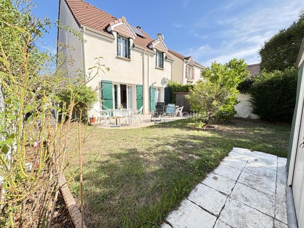 EN EXCLUSIVITÉ — Maison 5 pièces de 95 m²

Située dans une impasse, dans un quartier calme et familial, à proximité de Pontault-Combault.

Venez découvrir cette maison climatisée offrant des espaces de vie lumineux et fonctionnels.

Au rez-de-chaussée :
- Entrée indépendante.
- Cuisine aménagée et équipée.
- Séjour / salle à manger avec cheminée, ouvrant directement sur la terrasse et le jardin.
- Garage avec espace buanderie et mezzanine offrant de belles possibilités de stockage.
- WC avec lave-mains.

À l’étage :
- 3 chambres avec placards, dont une suite parentale avec salle d’eau.
- Salle de bains avec douche à l’italienne.
- WC indépendant.

À proximité :
- Commerces.
- Lignes de bus.
- Forêt.

Places de stationnement à l’avant de la maison.
Quelques travaux sont à prévoir.

A découvrir sans tarder ! visites possibles 7j/7 au 0658678448
