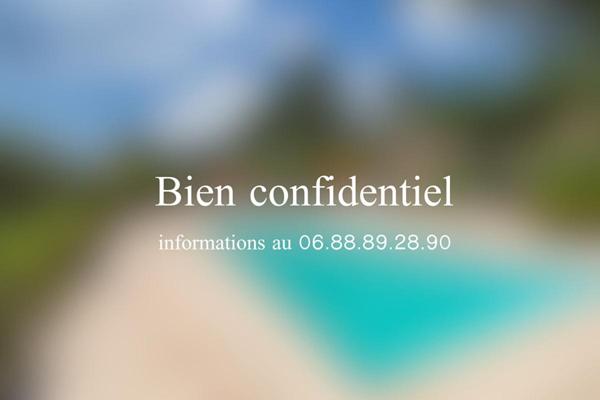 Rare propriété avec vue panoramique dans quartier recherché