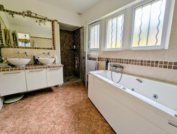 Très belle villa provençale , double garage, piscine