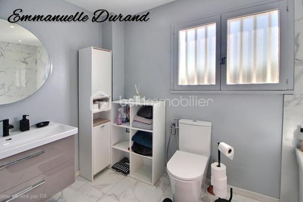 Saint Paul 3 châteaux, maison à proximité des commodités, composée d'un hall d'entrée, distribuant la cuisine dinatoire, le séjour traversant, un cellier, des toilettes indépendants en rdc. 
A l'étage, on trouve 3 belles chambres avec placards et une grande salle de bain avec wc.

Un beau terrain arboré et un grand garage  complète ce bien.

Les + : climatisation réversible, insert fermé en rdc, maison très bien entretenue.
Coté jardin, un forage et l'eau du Rhône.