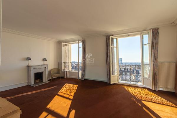 PARIS 18EME - MONTMARTRE - RUE CAULAINCOURT - BALCON - VUE PANORAMIQUE - ASCENSEUR. 895 000 € **  - Référence  6865-SB