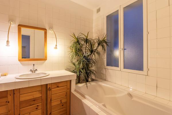 PARIS 18EME - MONTMARTRE - RUE CAULAINCOURT - BALCON - VUE PANORAMIQUE - ASCENSEUR. 895 000 € **  - Référence  6865-SB