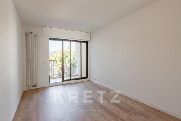 Cannes Marina – Appartement 4 pièces rénové avec vue golf et Marina à MANDELIEU LA NAPOULE