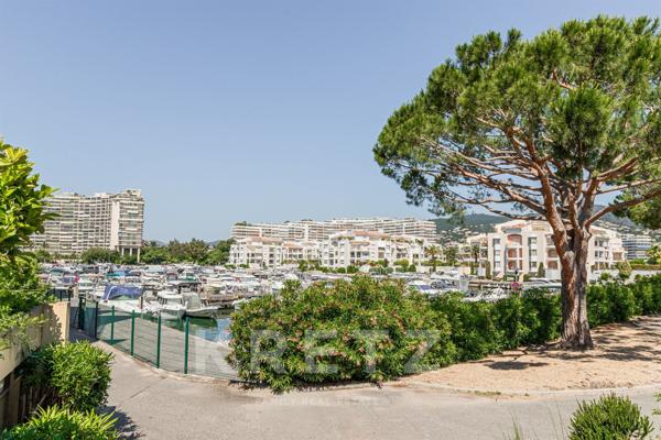 Cannes Marina – Appartement 4 pièces rénové avec vue golf et Marina à MANDELIEU LA NAPOULE