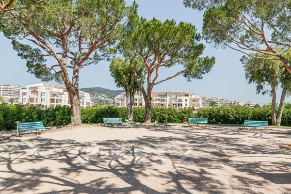 Cannes Marina – Appartement 4 pièces rénové avec vue golf et Marina à MANDELIEU LA NAPOULE