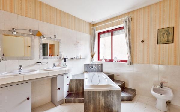 Maison à vendre    5 pièces • 183 m2 Charly