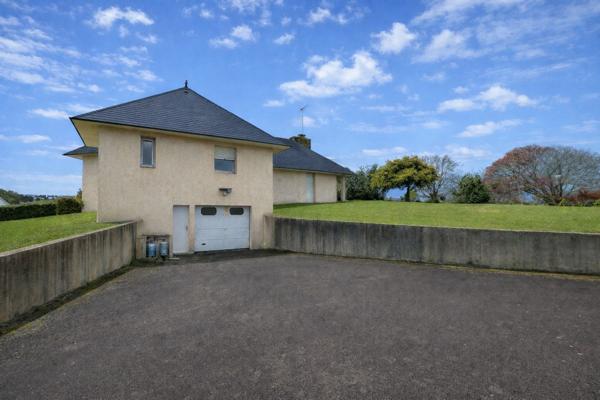 Saint-Évarzec (29170) Grande propriété de 5700 m² terrain constructible avec maison d'architecte de 130m² et hangar de stockage ou g