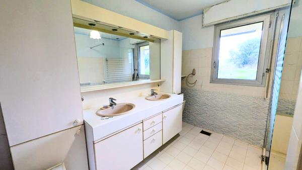 Saint-Évarzec (29170) Grande propriété de 5700 m² terrain constructible avec maison d'architecte de 130m² et hangar de stockage ou g