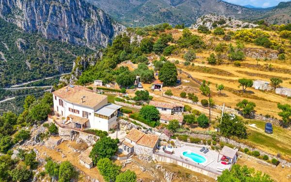 Maison à vendre    8 pièces •  Touët-de-l'Escarène