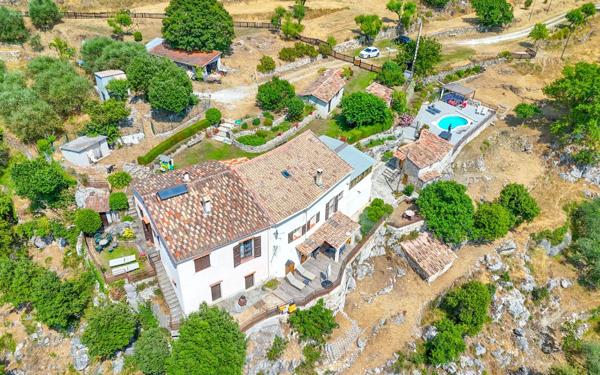 Maison à vendre    8 pièces •  Touët-de-l'Escarène