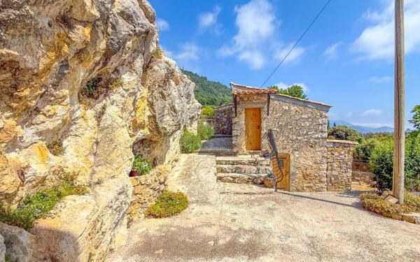 Maison à vendre    8 pièces •  Touët-de-l'Escarène