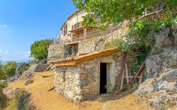 Maison à vendre    8 pièces •  Touët-de-l'Escarène