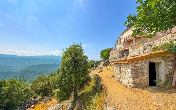 Maison à vendre    8 pièces •  Touët-de-l'Escarène