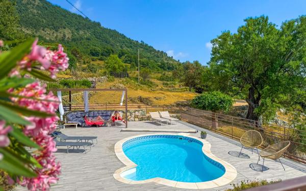 Maison à vendre    8 pièces •  Touët-de-l'Escarène