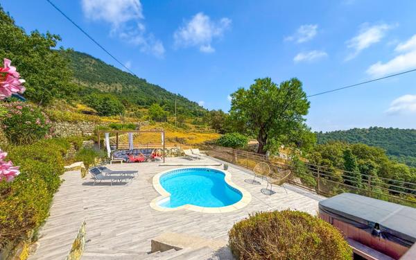 Maison à vendre    8 pièces •  Touët-de-l'Escarène