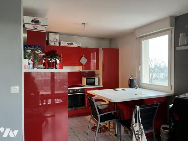 Caen, limite Cormeilles Le Royal et ses commercants, appartement F2 avec terrasse, cave et parking.