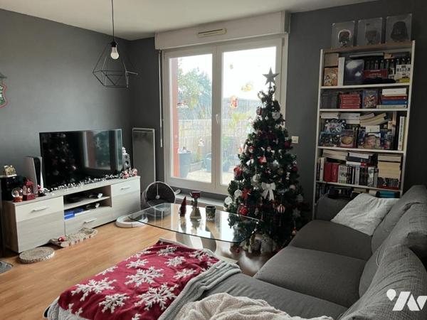 Caen, limite Cormeilles Le Royal et ses commercants, appartement F2 avec terrasse, cave et parking.