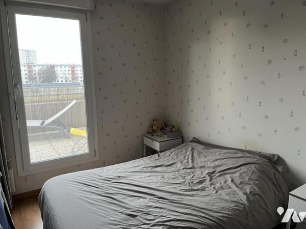 Caen, limite Cormeilles Le Royal et ses commercants, appartement F2 avec terrasse, cave et parking.