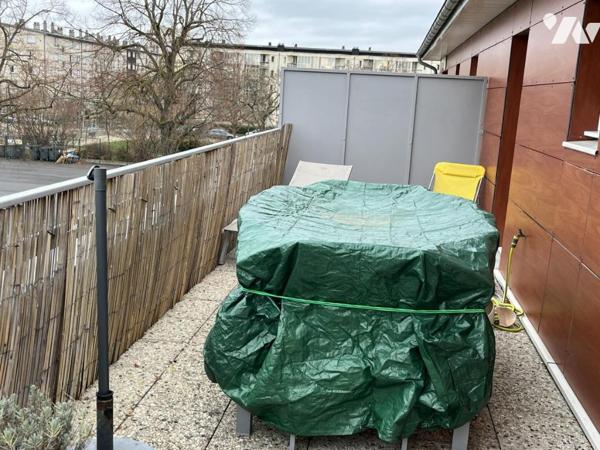 Caen, limite Cormeilles Le Royal et ses commercants, appartement F2 avec terrasse, cave et parking.