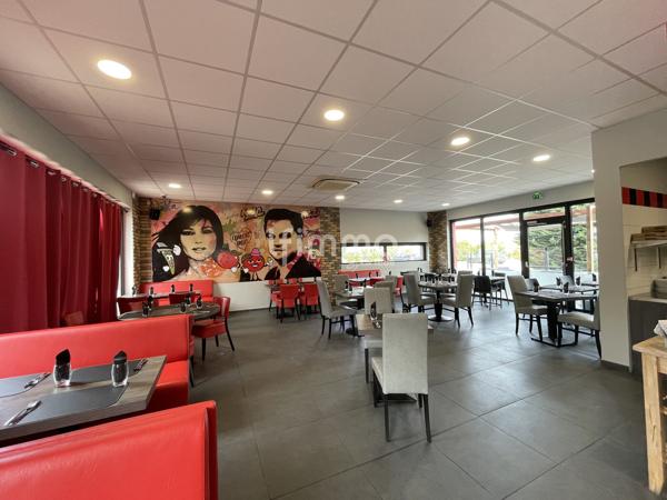 Fond de restaurant en zone d'activité.