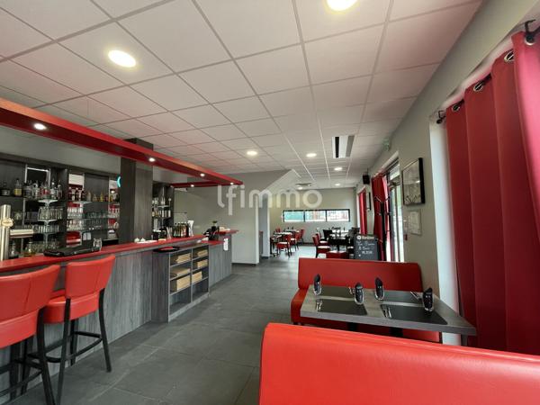 Fond de restaurant en zone d'activité.